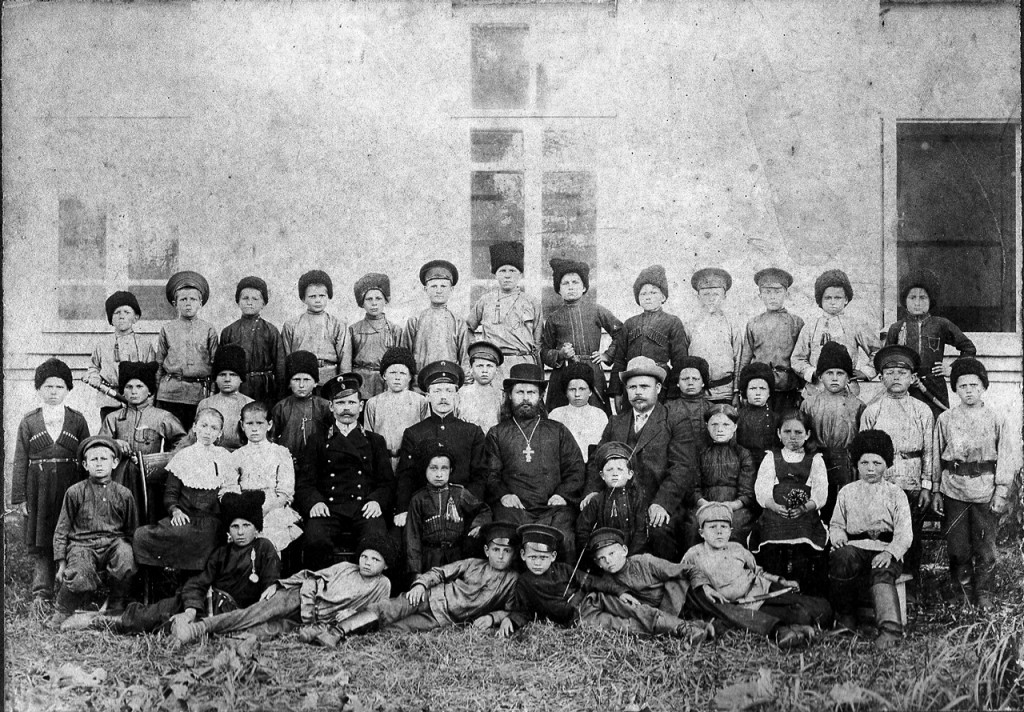 Ученики станичной школы с священником Петром Лещенко. Ст. Мингрельская. Фото 1913 г.