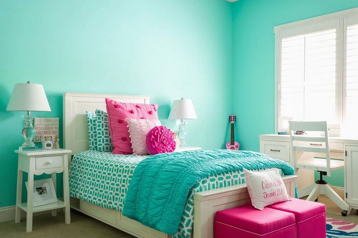 Спальня со стенами цвета морской волны