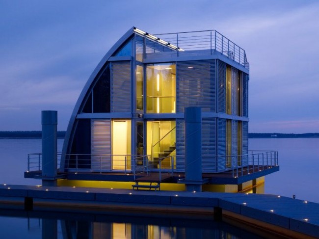 Яркий модульный дом с удачно выбранной подсветкой построен прямо на воде
