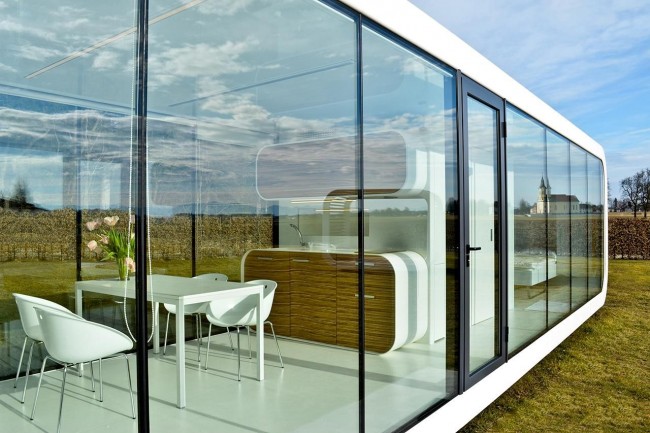 Модульным дом со стеклянным фасадом и великолепным интерьером