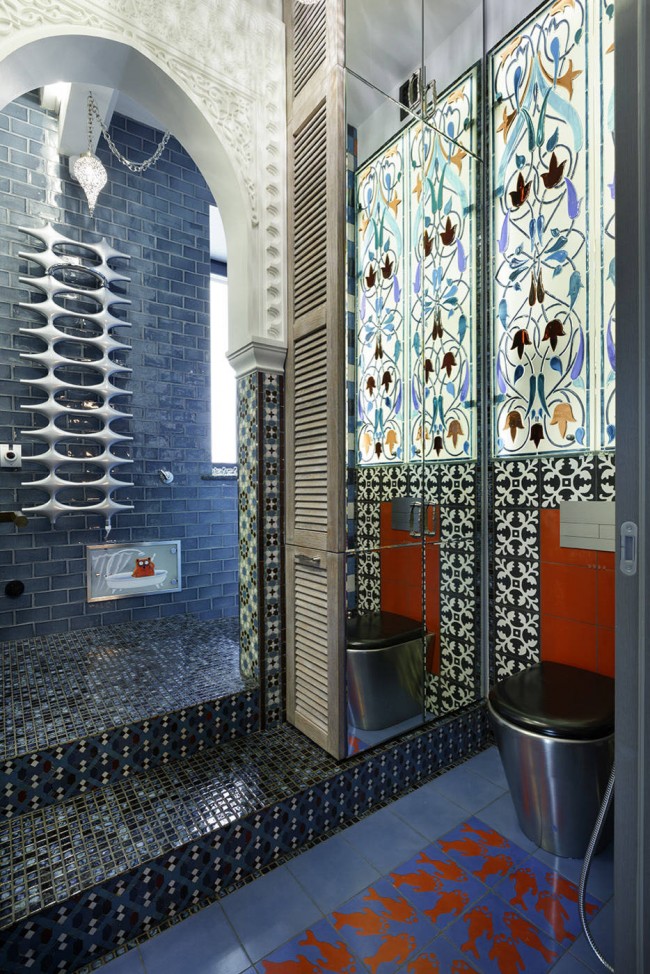 Эклектика: футуристичной формы полотенцесушитель, марокканские узоры плитки и витражи