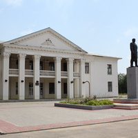 памятник Ленину и районный дворец Культуры