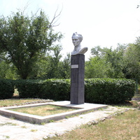 памятник Островскому в парке