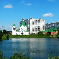 Всехсвятская и Крестильная церкви у Суздальского пруда в Новокосино.