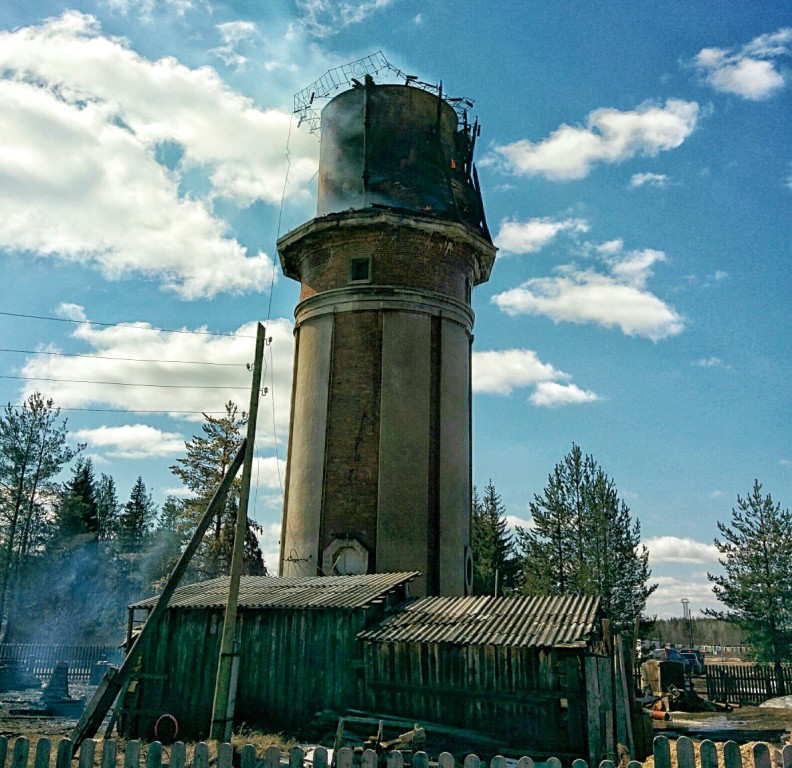 26.04.14 11ч 53мин. Догорающая водонапорная башня в Урдоме.