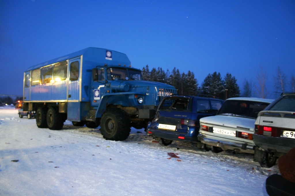 ДТП 14.02.06 в 18 ч 24 мин на автостоянке КС-13. Урал (водитель Дзюба В.) собрал несколько машин плотненько.