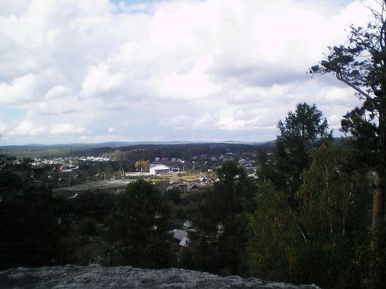 Вид на посёлок Северка с каменных палаток, в центре — здание администрации посёлка, фото 2005 г.