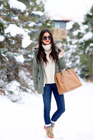Серебряная парка и синие джинсы скинни — необходимые вещи в арсенале стильной девушки. Этот образ идеально дополнят светло-коричневые зимние ботинки.