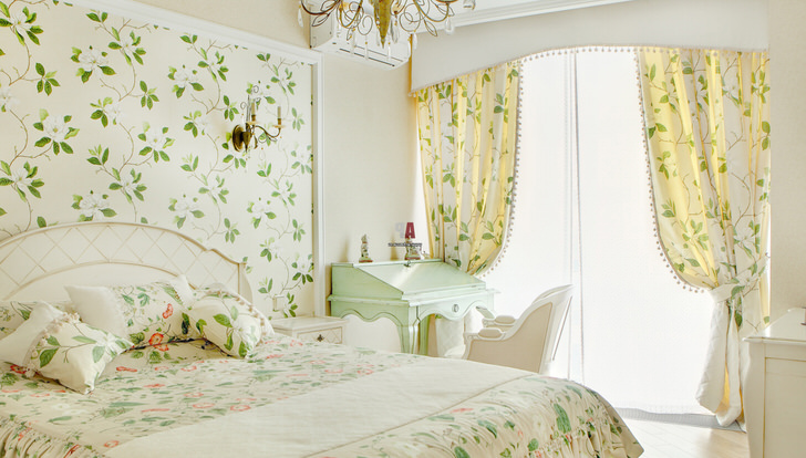 Цветочные мотивы, использованные для отделки стен в девичьей комнате, прослеживаются также на шторах и постельном белье. 