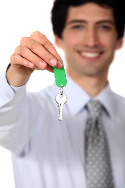 Агент по продаже недвижимости с ключом — стоковое фото