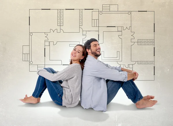 Молодая пара, мечтающая и отображение их новый дом в реальном государственном понятии — стоковое фото