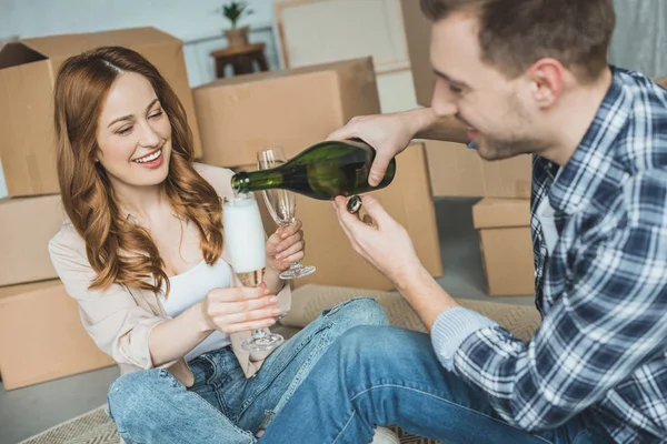 Счастливый Молодая Пара Празднует Переселения Шампанским Новом Доме — стоковое фото