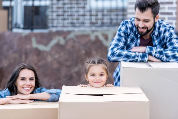 Молодая семья с коробки — стоковое фото